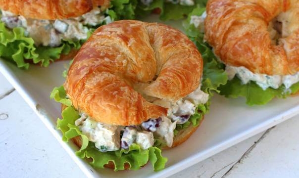 Mayonezli tavuklu kruvasan sandviçleri